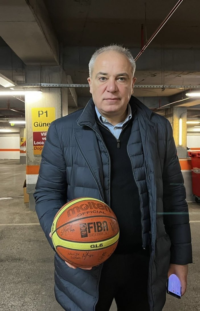 Ekrem Memnun, Galatasaray'ın şampiyonluk yaşadığı topunu bağışladı