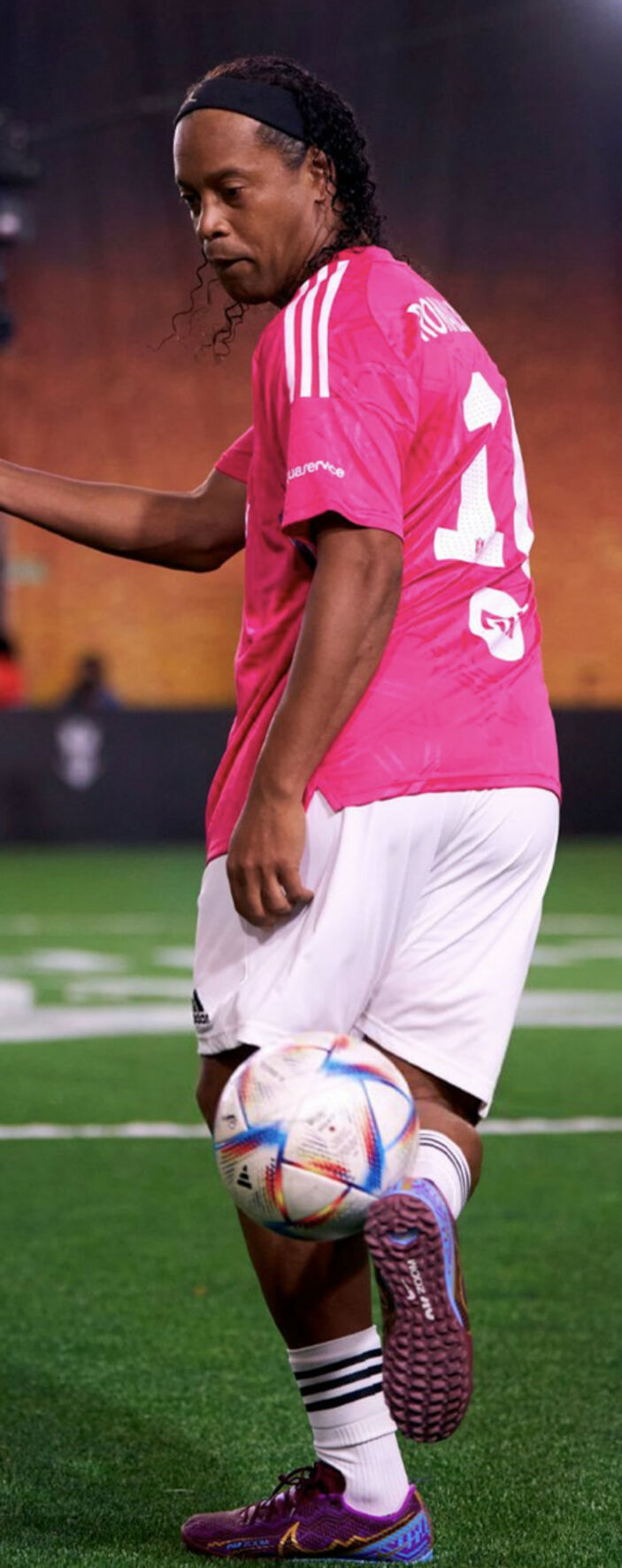 42 yaşındaki Ronaldinho, futbola devam ediyor