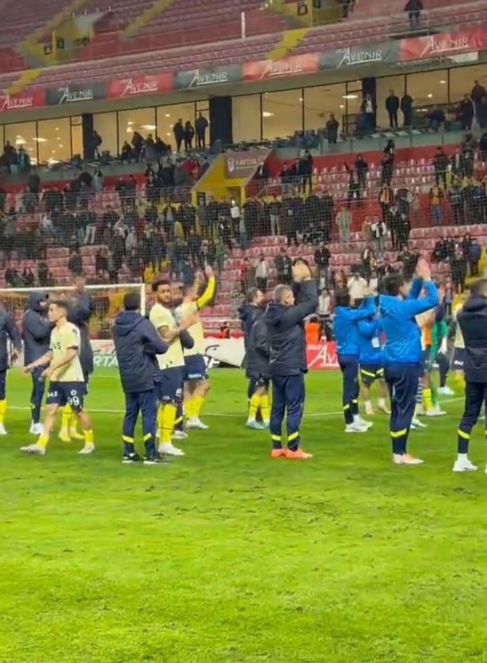 Fenerbahçeli futbolculardan taraftar yasağı protestosu: Boş tribüne alkış tuttular