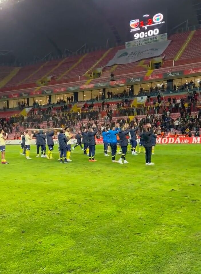 Fenerbahçeli futbolculardan taraftar yasağı protestosu: Boş tribüne alkış tuttular