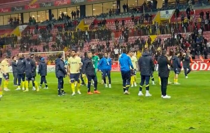 Fenerbahçeli futbolculardan taraftar yasağı protestosu: Boş tribüne alkış tuttular
