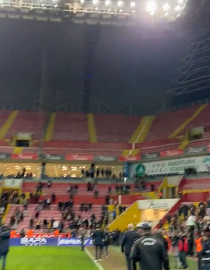 Fenerbahçeli futbolculardan taraftar yasağı protestosu: Boş tribüne alkış tuttular