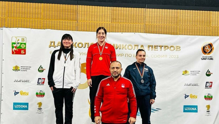 Yasemin Adar ve Ahmet Duman, Bulgaristan'da şampiyon oldu