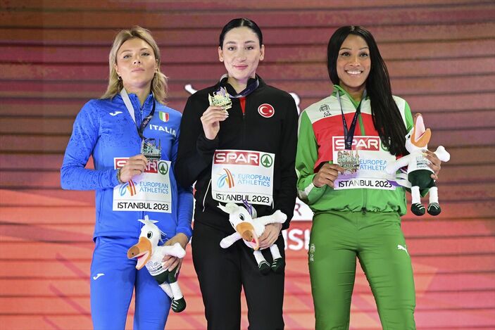 Tuğba Danışmaz, altın madalyasını aldı