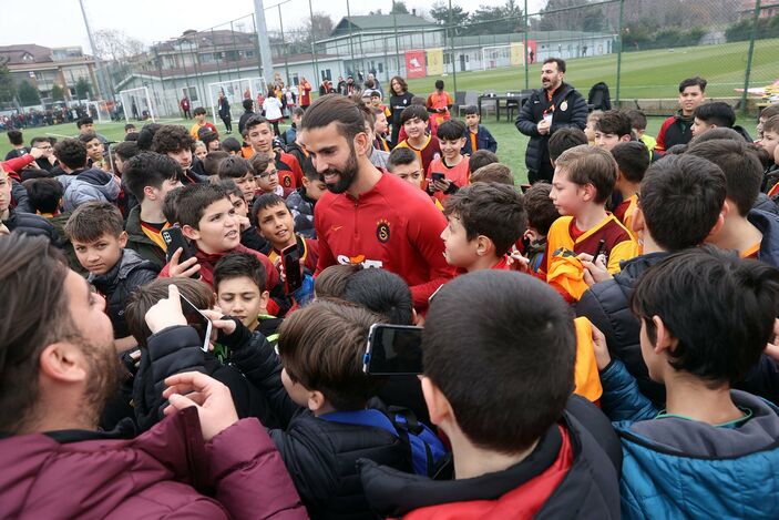 Galatasaraylı futbolculardan turnuvaya destek