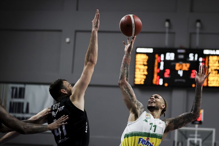 Anadolu Efes, Bursaspor'u farklı geçti