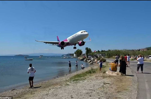 Şaşkına çeviren video: Turistlerin kafalarının hemen üzerinden uçak geçti