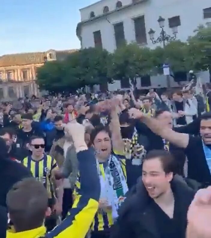 İspanya'da Fenerbahçe taraftarları provokasyon peşinde!  Hükümet istifa sloganı attılar