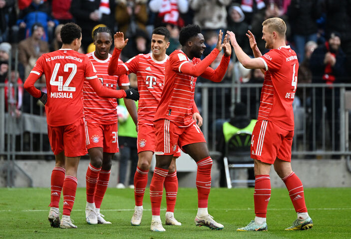 Gol düellosuna sahne olan maç Bayern Münih, Augsburg'u yendi