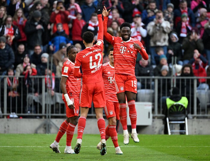 Gol düellosuna sahne olan maç Bayern Münih, Augsburg'u yendi