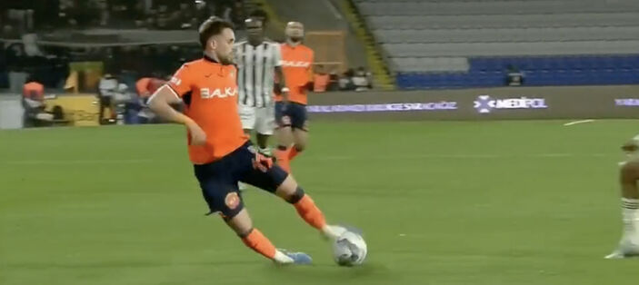 Başakşehir'de Adnan Januzaj, Beşiktaş karşısında kırmızı kart gördü