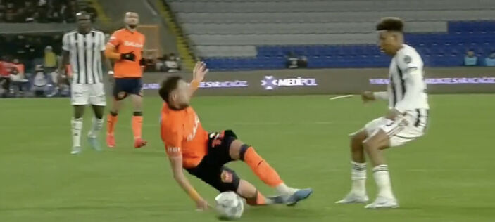 Başakşehir'de Adnan Januzaj, Beşiktaş karşısında kırmızı kart gördü