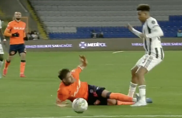 Başakşehir'de Adnan Januzaj, Beşiktaş karşısında kırmızı kart gördü