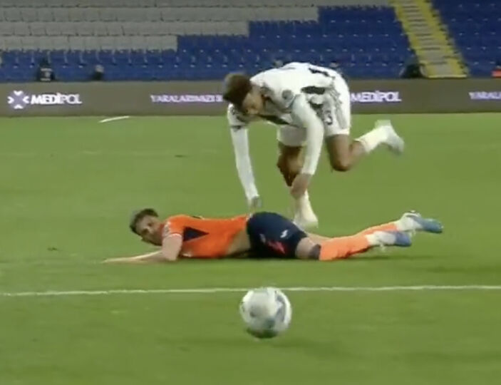 Başakşehir'de Adnan Januzaj, Beşiktaş karşısında kırmızı kart gördü