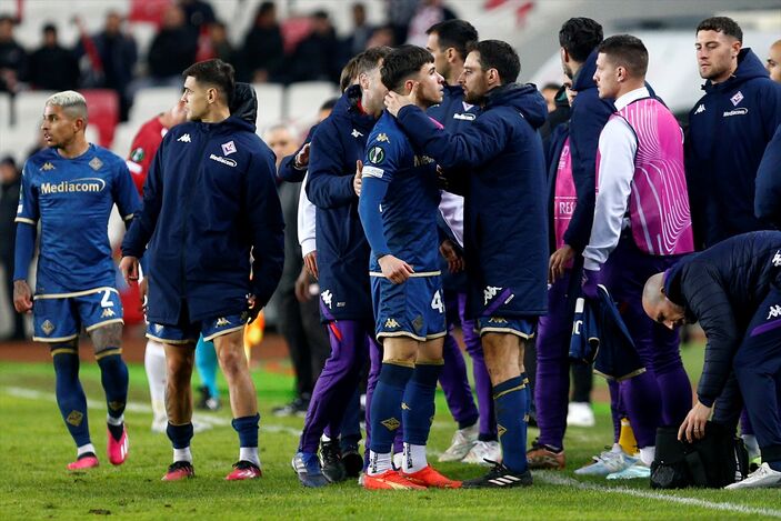 Sivas'ta sahaya giren taraftar Fiorentina'nın orta sahasında Bianco'ya saldırdı