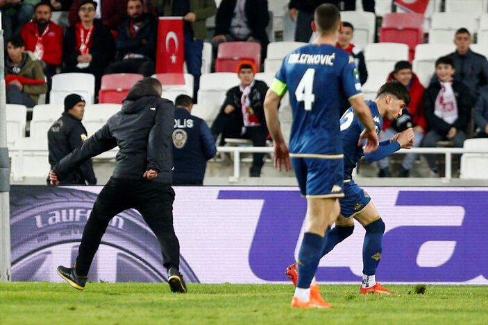 Sivas'ta sahaya giren taraftar Fiorentina'nın orta sahasında Bianco'ya saldırdı