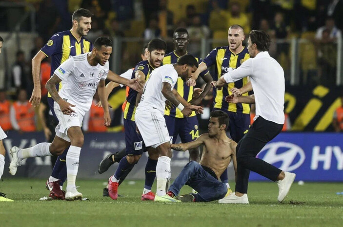 Beşiktaşlı futbolculara saldıran sanığa 1 yıl 8 ay hapis cezası verildi