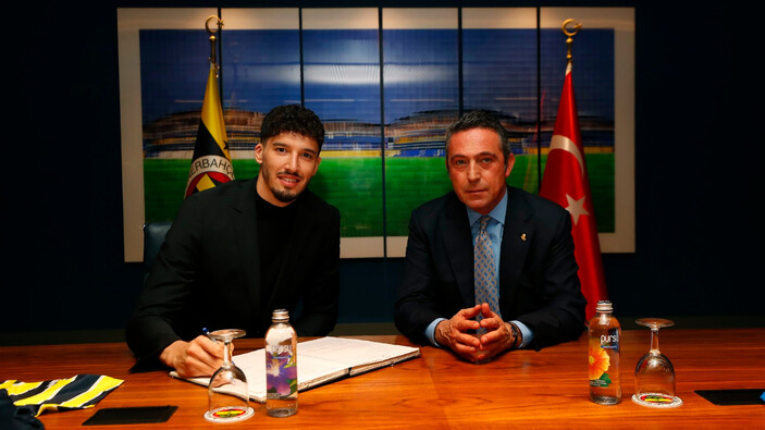Altay Bayındır 4 yıl daha Fenerbahçe'de!  Resmen imzaladı