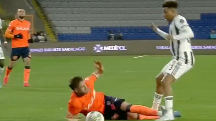 Başakşehir'de Adnan Januzaj, Beşiktaş karşısında kırmızı kart gördü