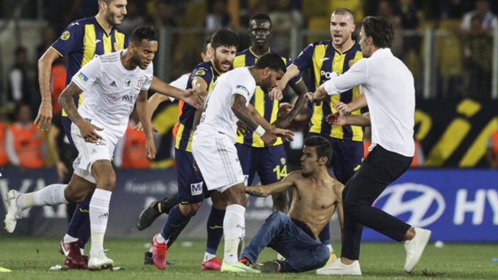Beşiktaşlı futbolculara saldıran sanığın cezası belli oldu