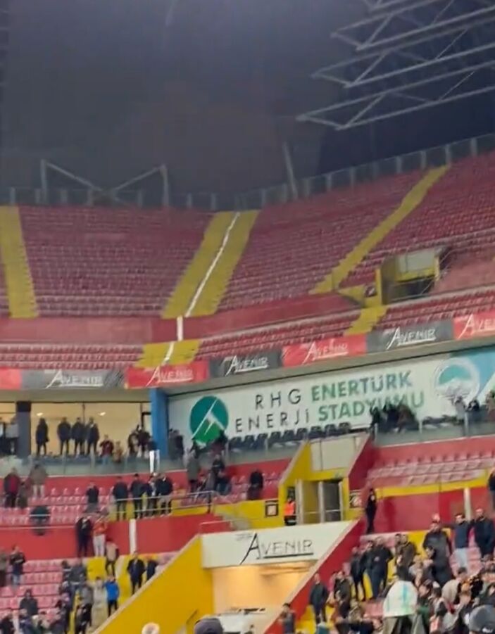 Fenerbahçeli futbolculardan taraftar yasağı protestosu: Boş tribüne alkış tuttular