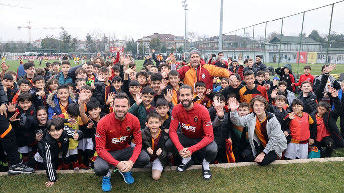 Galatasaraylı futbolculardan turnuvaya destek