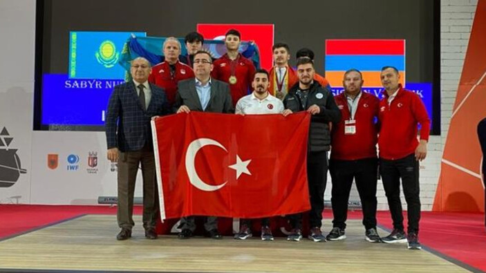 Genç halterci Kerem Kurnaz dünya şampiyonu