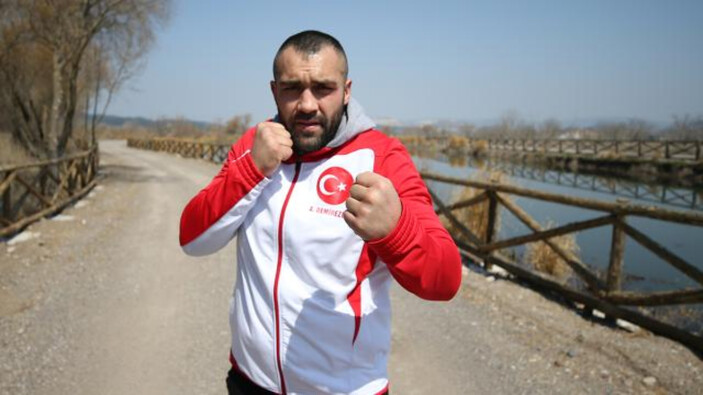 Milli boksör Ali Eren Demirezen, ringlere küstü
