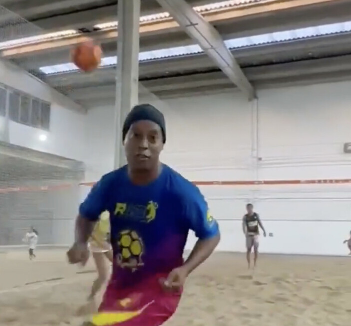 Ronaldinho, büyülemeye devam ediyor