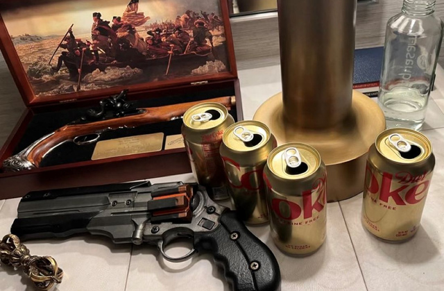 Elon Musk paylaştı: Bir milyarderin odasındaki komodinin üzerinde ne var?