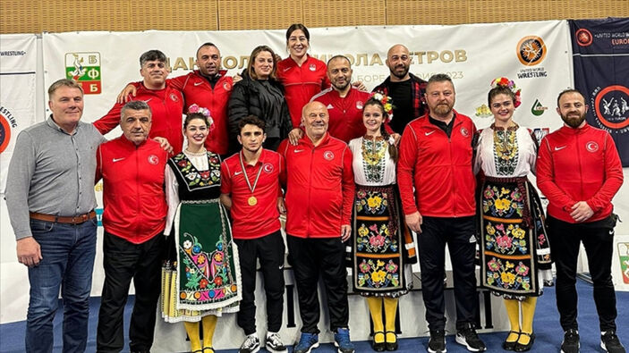 Yasemin Adar ve Ahmet Duman, Bulgaristan'da şampiyon oldu