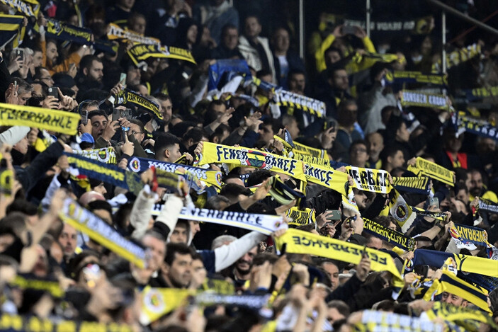 Fenerbahçe taraftarından Beşiktaş derbisinde 'Yönetim istifa' tezahüratı