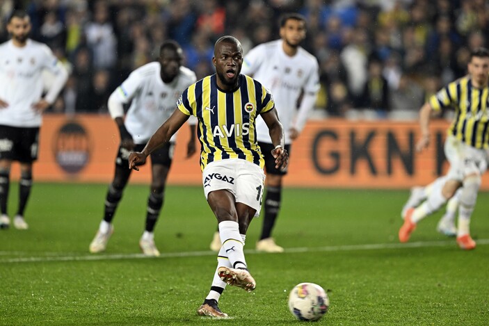 Derbide 10 kişi kalan Beşiktaş, geride kalan maçları Fenerbahçe'yi yendi