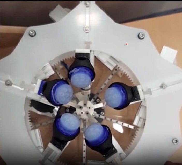 Bilim insanları meme kanserini erken tespit edebilecek beş parmaklı robot geliştirdi