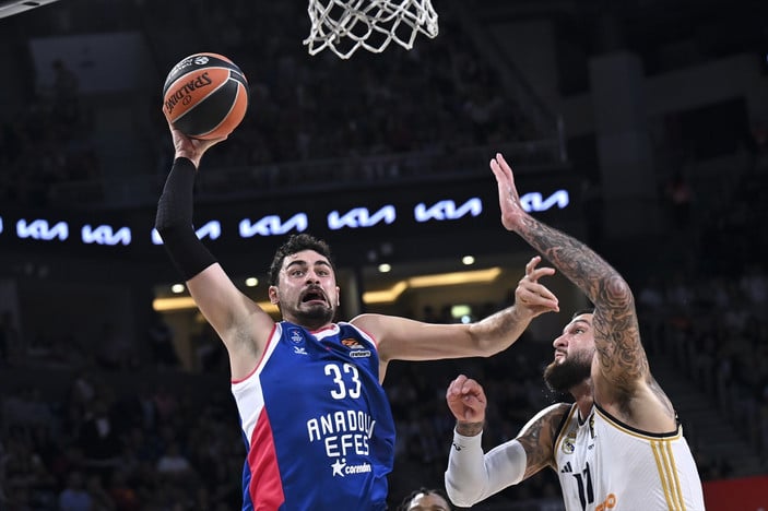 Anadolu Efes evinde Real Madrid'e yenildi