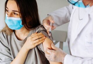 Prof. Dr. Alpay Azap'tan Eris varyantı açıklaması: Yeni aşıya ihtiyaç var